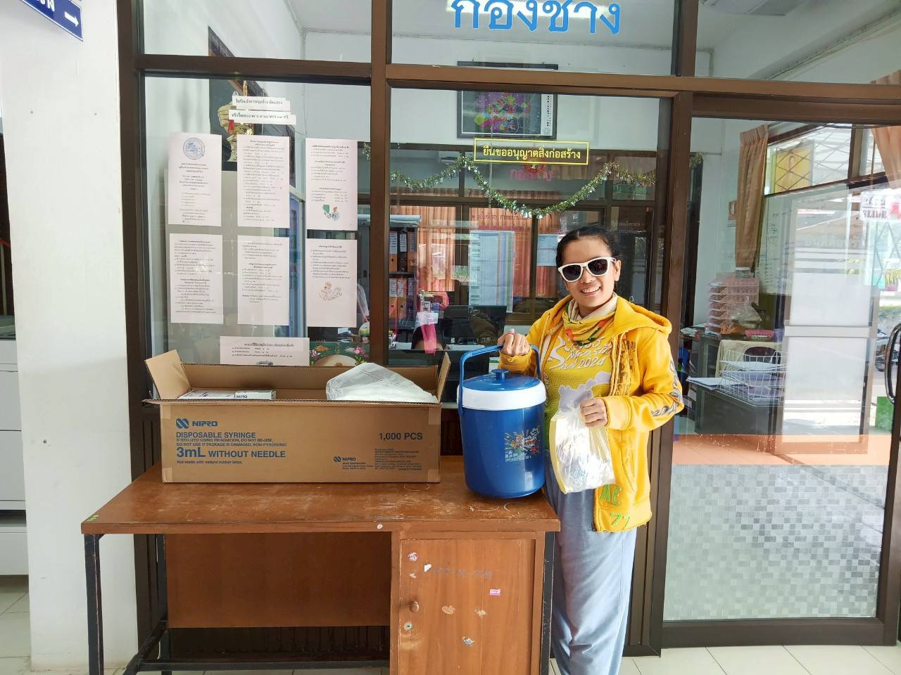 กองสาธารณสุขและสิ่งแวดล้อม องค์การบริหารส่วนตำบลร่อนทอง ได้จัดทำโครงการสัตว์ปลอดโรค คนปลอดภัย จากโรคพิษสุนัขบ้าปีงบประมาณ 2568 และได้ดำเนินการมอบวัคซีนพร้อมวัสดุอุปกรณ์ในการฉีดวัคซีนโรคพิษสุนัขบ้าให้กับอาสาสมัครปศุสัตว์ประจำหมู่บ้าน ครบทั้ง 10 หมู่แล้ว