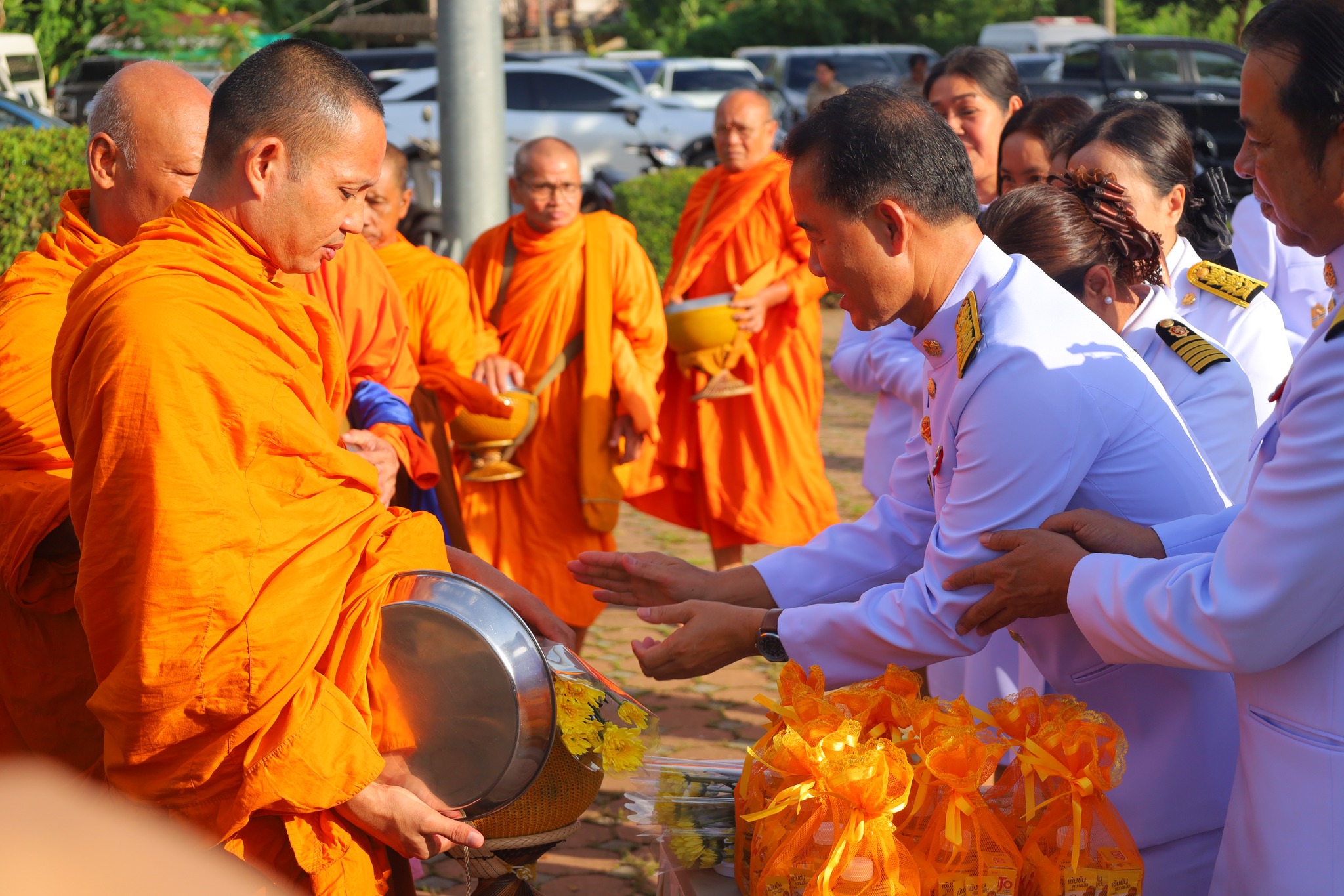 วันจันทร์ที่ 28 กรกฎาคม 2568  เวลา 07.00 น. 
          องค์การบริหารส่วนตำบลร่อนทอง เข้าร่วมพิธีเฉลิมพระชนมพรรษา พระบาทสมเด็จพระเจ้าอยู่หัว รัชกาลที่ 10 ถวายพระพรชัยมงคล เพื่อเทิดพระเกียรติพระบาทสมเด็จพระปรเมนทรรามาธิบดีศรีสินทรมหาวชิราลงกรณ มหิศรภูมิพลราชวรางกูรกิติสิริสมบูรณอดุลยเดช สยามินทราธิเบศรราชวโรดม บรมนาถบพิตร พระวชิรเกล้าเจ้าอยู่หัว เนื่องในวันเฉลิมพระชนมพรรษา 28 กรกฎาคม ซึ่งเวียนมาบรรจบครบรอบปีที่ 73
          โดยมีนายสุทิน ประเสริฐศักดิ์ เป็นประธานในพิธี ประกอบด้วยการวางพานพุ่มเครื่องราชสักการะเปิดกรวยกระทงดอกไม้ถวายเป็นราชสักการะ ต่อด้วยการกล่าวถวายพระพรชัยมงคล และรวมทำบุญตักบาตร 
          ณ ที่ว่าการอำเภอบางสะพาน